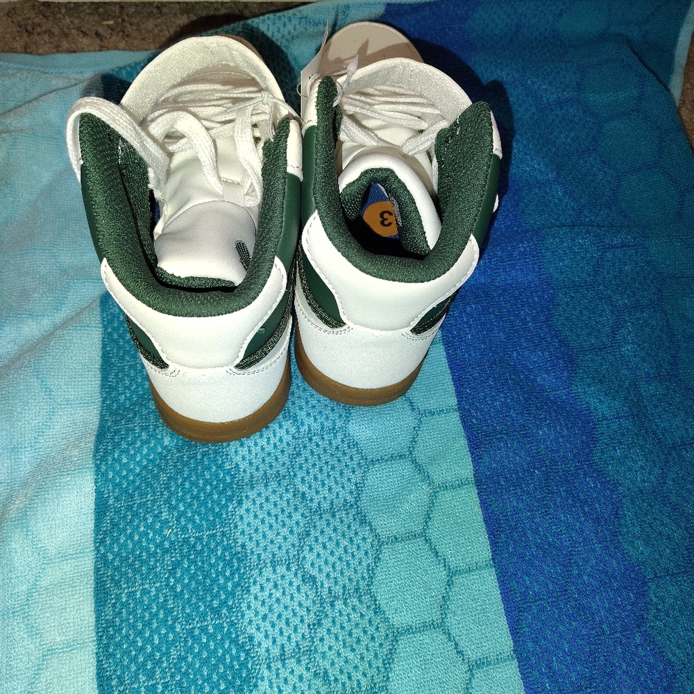 Kids kswiss size 3